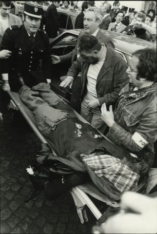 null Photographe non identifié. Mesrine, le cadavre emporté, 1979. Tirage argentique...