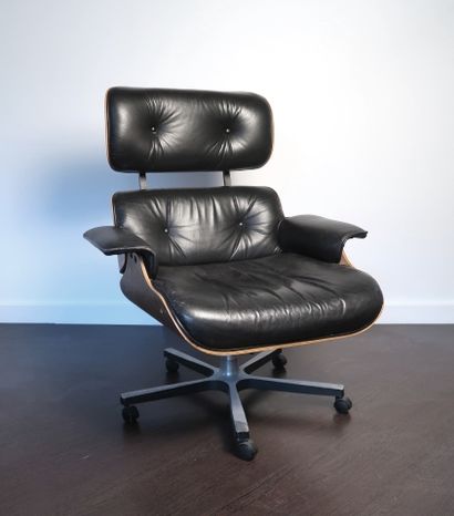 null Dans le goût de Charles Ray Eames

Fauteuil d'après le modèle Lounge Chair

Etat...