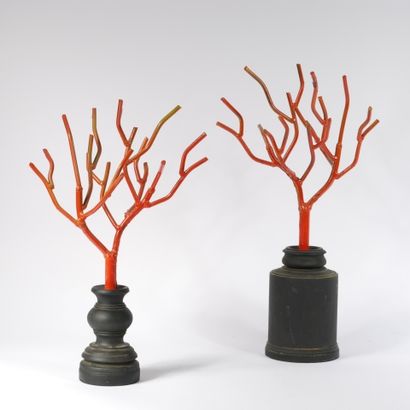 Deux vases en composition présentant des...