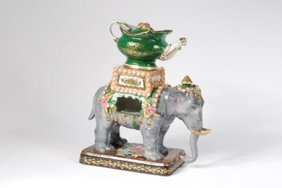 null PARIS 

Tisanière en porcelaine polychrome figurant un éléphant paré et surmonté...