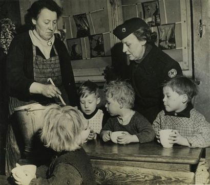 null Hazel KINGSBURY (1907-1982). Enfants belges aidés par la Croix-rouge, 1944 ou...