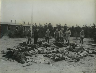 null Camp d’Ohrdruf /Buchenwald, libération , avril 1945. Huit (8) tirages argentiques...