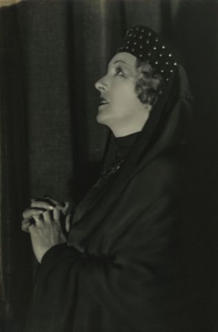  Germaine KRULL (1897-1985). Portrait de Marthe Régnier (1880-1967), comédienne,...