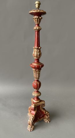 null Lampe bois doré et bois peint rouge, piètement tripode

H. 122 cm