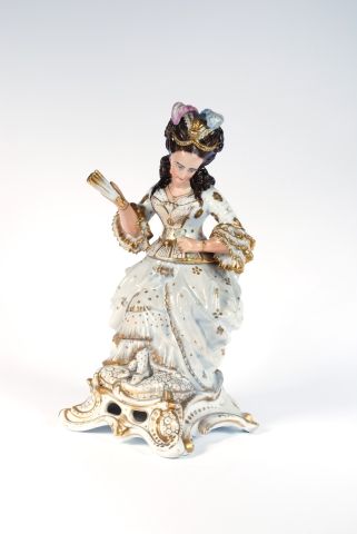 null PARIS, dans le goût de Jacob PETIT 

Tisanière en porcelaine polychrome figurant...