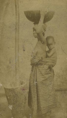  L. HOSTALIER. Trois photographies de types du Sénégal, vers 1880. Tirages albuminés...