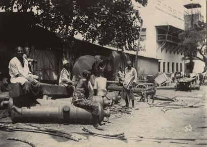  COUTINHO BROTHERS. Zanzibar, scènes et types, vers 1890, vingt–quatre (24) photographies....