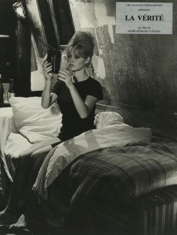 null Photographes non identifiés. Brigitte Bardot, cinq photographies (5) de plateau,...