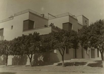 null Photographes non identifiés. Architecture, 1934-1960, vingt-six (26) photographies...