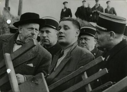 null Photographes non identifiés. Policiers malfaiteurs, neuf (9) photographies 1938-1976....