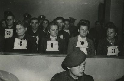 null Photographe non identifié. Gardiennes du camp de concentration de Belsen, le...