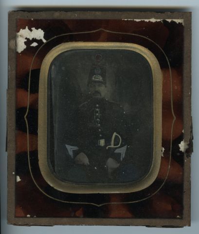  Photographe non identifié. Portrait d’homme en uniforme, 1861. Tirage ambrotype...