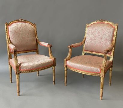 null Pair of rectangular back armchairs in wood and gilded stucco decorated with...