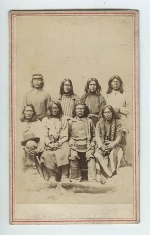 null SAVAGE OTTINGER. Groupe d’indiens, vers 1865. Tirage albuminé d’époque, 8,9...