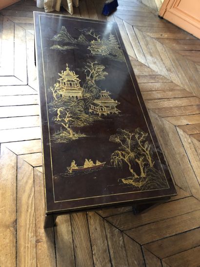 null CHINE

Table basse en bois laqué noir à décor doré de paysage aux pagodes 

Provenance...