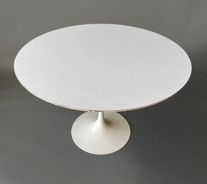 null Eero SAARINEN (1901-1961) par KNOLL.

Table de salle à manger, le plateau rond...