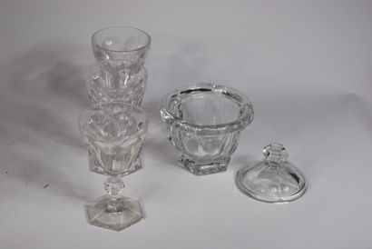 null BACCARAT : lot comprenant 3 verres en cristal modèle Harcourt et bonbonière...