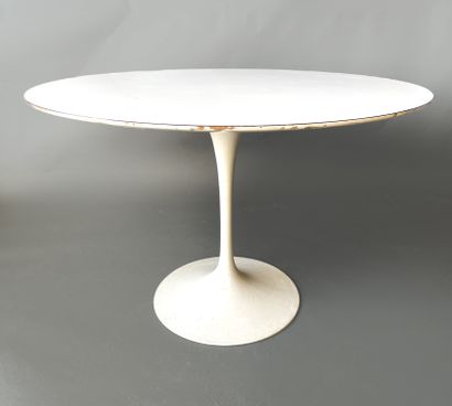 null Eero SAARINEN (1901-1961) par KNOLL.

Table de salle à manger, le plateau rond...