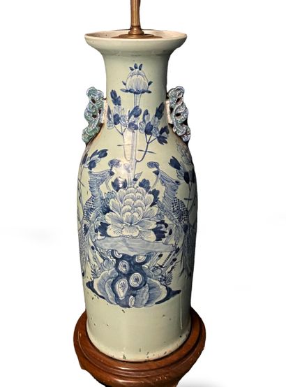 null Chine, XIXe siècle 

Pied de Lampe en porcelaine à décor en camaïeu bleu 

H....