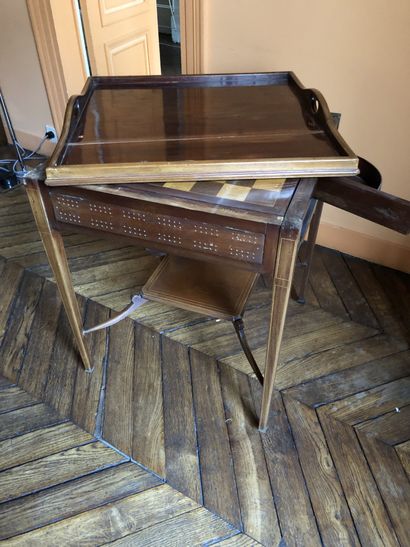 null Table à jeux en bois de placage 

XIXe siècle 

Usures 

73 x 63 x 63 cm