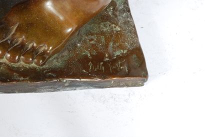 null Christan DELLA GIUSTINA (Né en 1959) 

Femme accroupie 

Epreuve en bronze signée...