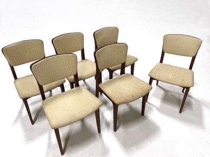 Suite de six chaises en bois teinté 

Travail...