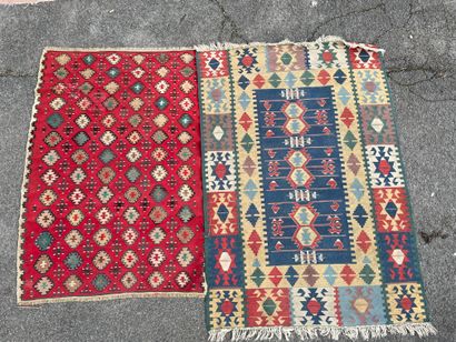 Deux tapis Kilim modernes

170 x 119 et 155...