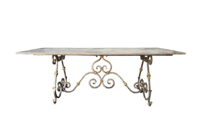 null Belle table de forme rectangulaire en fer forgé à patine noir et or à décor...