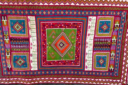 null Tapis Kilim très coloré en laine, décor géométrique

325 x 200 cm 

Usures,...