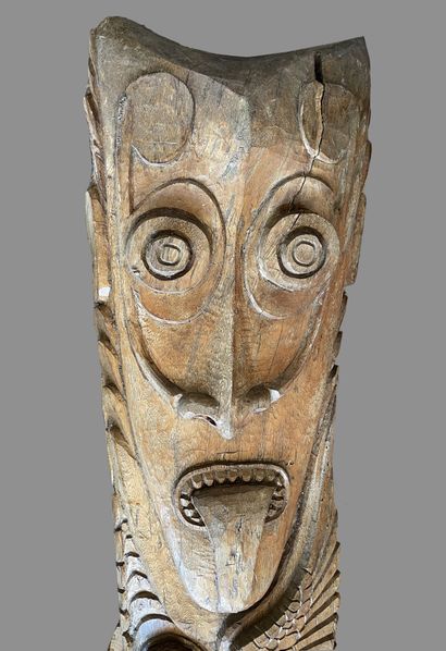 null Totem en bois sculpté de masques stylisés 

H. 280 cm (+ 45 cm fondation) 

Fentes,...