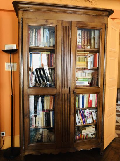 Bibliothèque en bois mouluré à décor de cannelures...