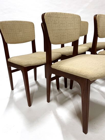null Suite de six chaises en bois teinté 

Travail Scandinave

Hauteur d'assise 45...