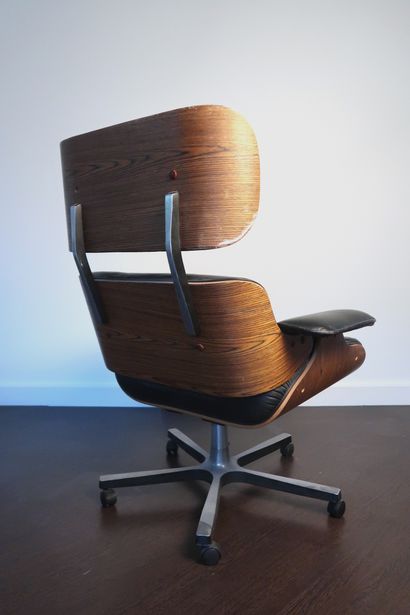 null Dans le goût de Charles Ray Eames

Fauteuil d'après le modèle Lounge Chair

Etat...