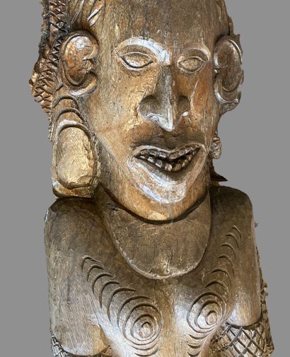 null Totem en bois sculpté de masques stylisés 

H. 280 cm (+ 45 cm fondation) 

Fentes,...