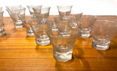 null Lot en cristal comprenant 8 petits verres et 8 grands verres reposant sur des...