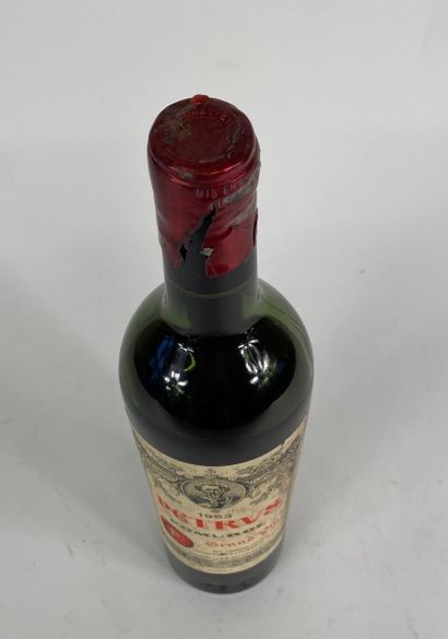 null 1 bouteille de Petrus 1953 Niveau bas , Etiquette tachee, grifures