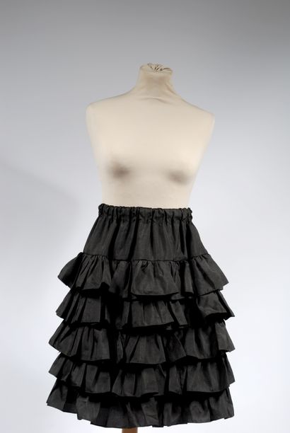 null Skirt with black frills.

Width at the waist 30 cm, length of the skirt 56 ...