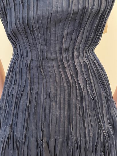 null PRADA 

Elégante robe de danseuse à corset en soie bleu marine entièrement plissée.

T....