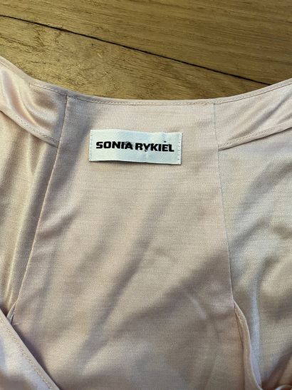 null SONIA RYKIEL 

Robe ample et souple en coton rose pâle.

T. 36/38 environ

...