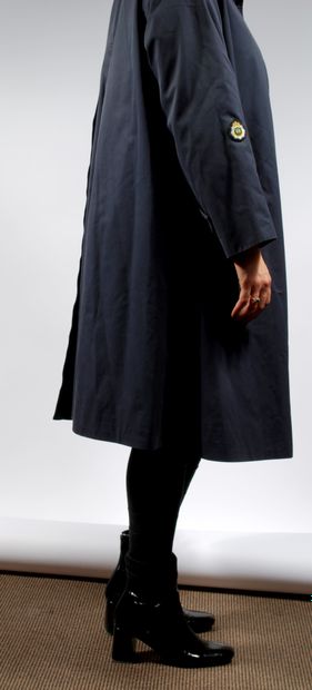 null BURBERRY'S 

Trench coat in blue cotton canvas and blue polyester, tartan lining

Piece...