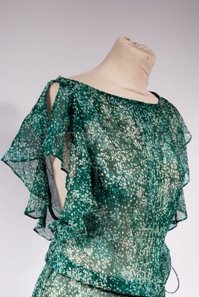 null DIANE VON FURSTENBERG 

Silk dress with stylized motifs on a green background.

Size...