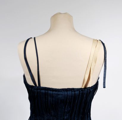 null PRADA 

Elegant corseted dancer dress in navy blue silk, fully pleated.

T....