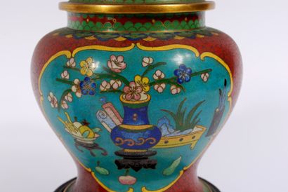 null CHINA : 

- A 19th century cloisonné covered vase H. 17 cm. Presented on a wooden...