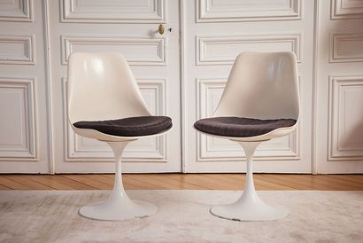 null 
In the style of Eero SAARINEN for KNOLL INTERNATIONAL 




	Pair of tulip chairs...