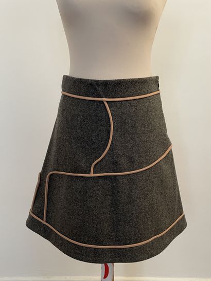 null MARNI 

Trapeze skirt in grey wool and old pink braid.

T. 38 

Width at the...