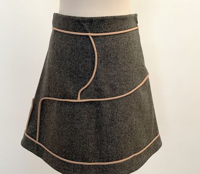 null MARNI 

Trapeze skirt in grey wool and old pink braid.

T. 38 

Width at the...