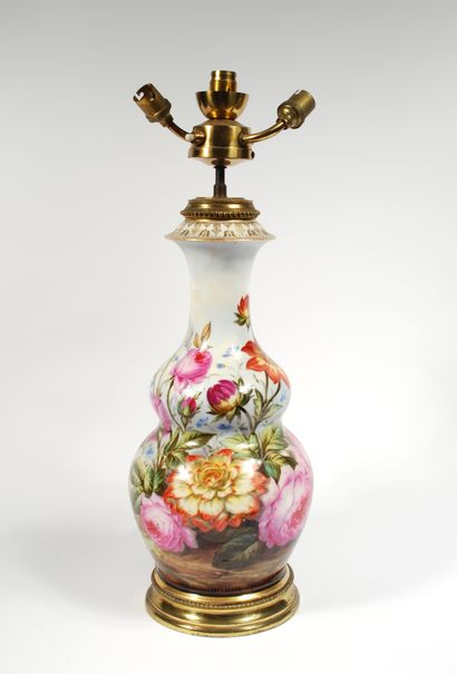 null Porcelain lamp base with polychrome flowers 

Height : 38 cm

Shine
