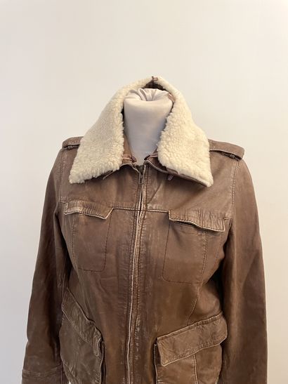 null CHRISTIAN DIOR 

Brown leather jacket, removable collar.

Worn, as is.

T. 34/36...