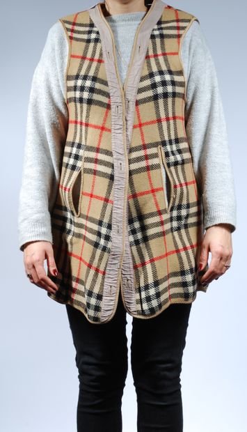 null BURBERRY'S

Deux doublures en laine, l'une beige et l'une motf tartan