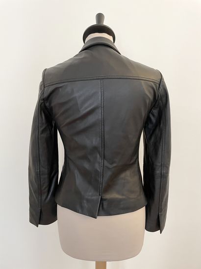 null ZADIG VOLTAIRE DELUXE 

Black lamb leather jacket.

T. S 

Shoulder width 36...